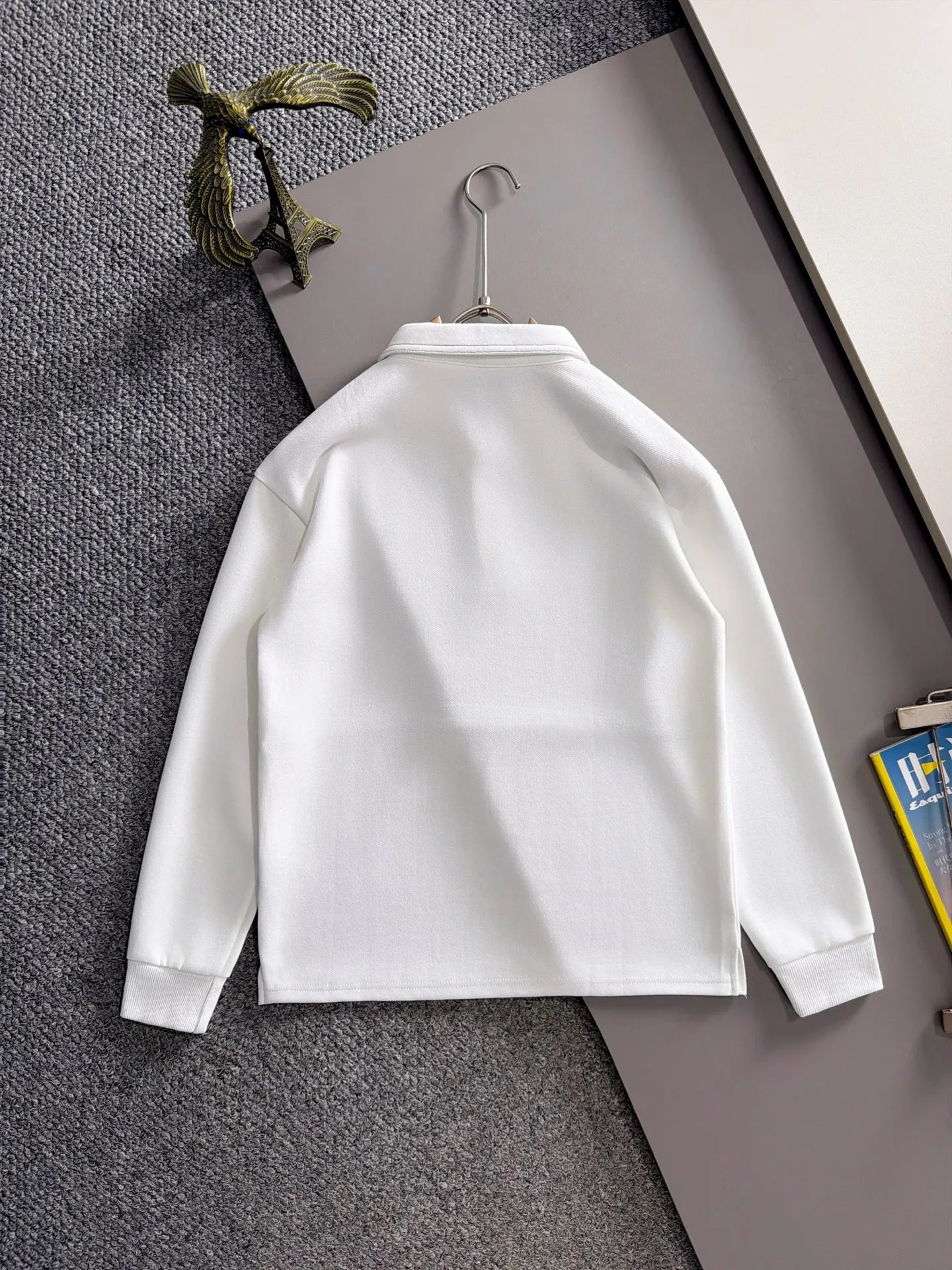 Balenciaga 2026 Long Sleeve Lapel Sweatshirt for Men and Women Same Style Many Stars Same Style, Top Original Version Feel Free to Compare🆚The fabric is custom-dyed and lightly sprayed and distressed. The fabric, material, and details are consistent with the original version. Special cotton and linen fabrics are used. The cost of the fabric is extremely expensive. It is twice as expensive as pure cotton materials. We will do our best at all costs. Three standards are complete. The comparison between non-market products and my fabrics is very different. Only the top version is made! Size: M-4XL
